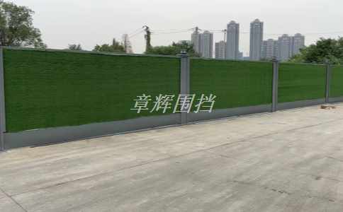 如何通過加強對生產和施工過程中的質量控制，確保簡易圍擋符合相關安全標準和規定？（質量控制保證簡易圍擋符合安全標準）
