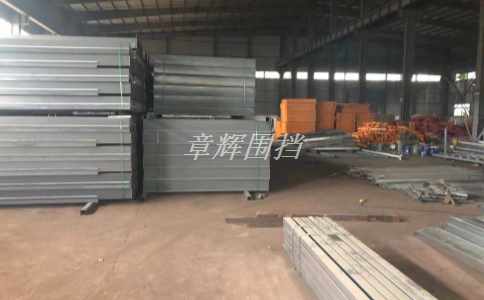 簡易圍擋在不同使用場所應滿足哪些安全標準和規定？（不同使用場所中簡易圍擋應滿足的安全標準與規定）