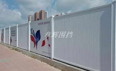 如何通過加強施工現場管理和監督，確保簡易圍擋在使用過程中符合相關安全標準和規定？（加強現場管理確保簡易圍擋符合安全標準）